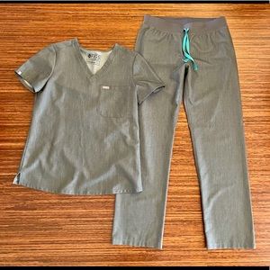 Figs scrub set size small in graphite EUC